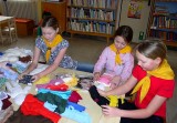 Skautky z Opočna při šití panenek pro UNICEF
