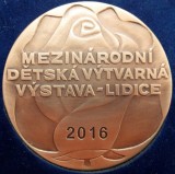 Medaile pro studenty Sluneční školy v Kargyaku z výstavy dětských kreseb Lidice 2016 (surya.cz)